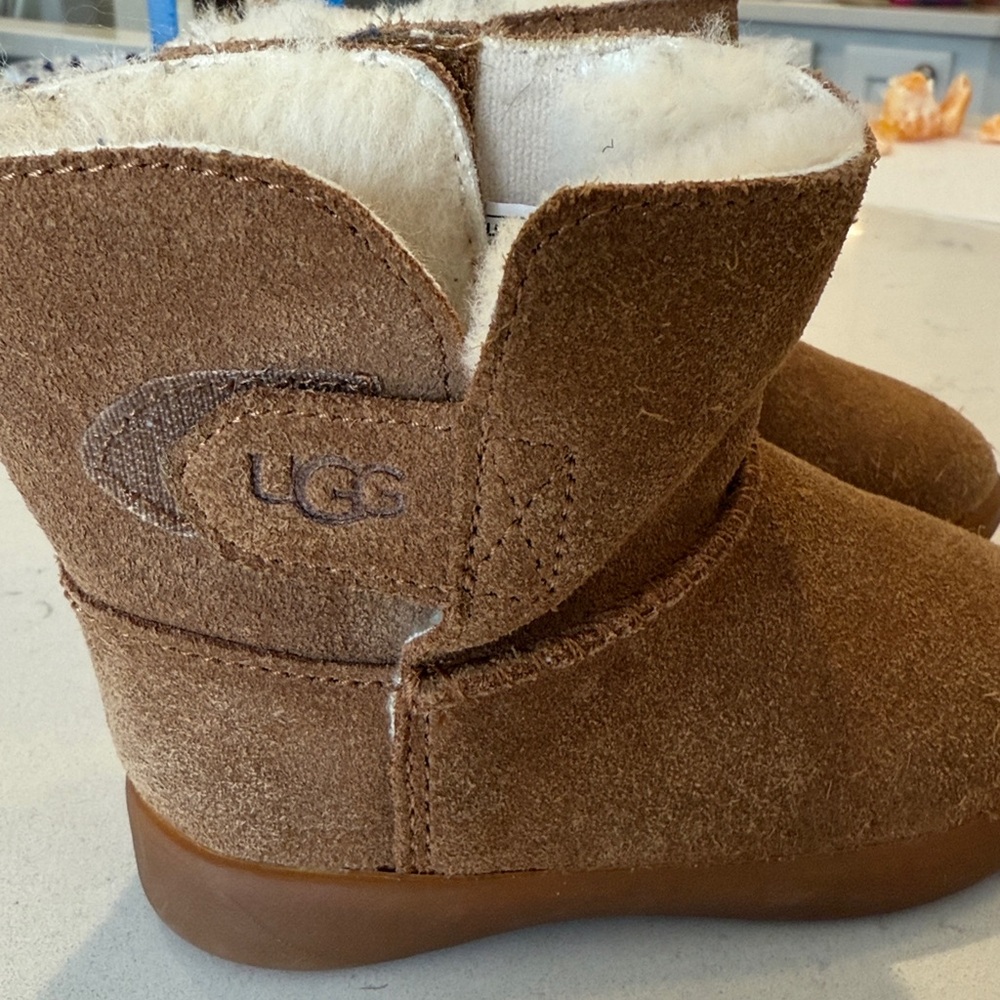 Toddler Uggs Size 6 - Picture 2 of 8
